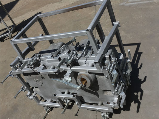 El moldeado rotatorio de 8000 tiros equipa el tanque diesel plástico 65l con la pieza de cobre amarillo grande del hilo