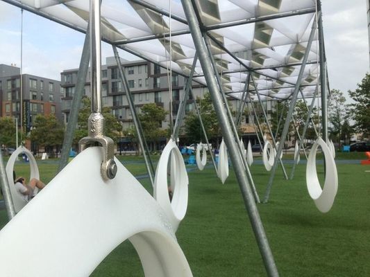 El moldeado rotatorio plástico del moho anti para el color blanco asienta los anillos con dentro más ligero